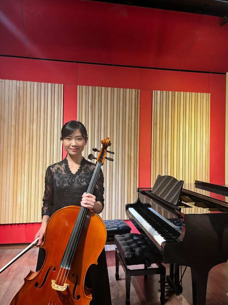 有些故事之所以值得讀下去，不是因為它「勵志」，而是因為它太像我們的日常：明明有一條看起來最穩陣的路，偏偏心裡還有另一個聲音一直在。梁舜媛 Sonnet就在這兩種聲音之間走了很久——五年制護理的訓練、上千小時的實習、輪班的疲憊，都是真的；但她對大提琴與教學的牽掛也是真的。更動人的是，她不是把音樂當成逃離現實，而是把它當成一種「能把感受說出來」的方法：對孩子是情緒出口，對父母與子女則可能是一座重新靠近的橋。這篇專訪，我們從她一次次不捨得放手的瞬間出發，了解她如何把「穩定」走成「喜歡」，也把喜歡活成能照亮別人的日常。