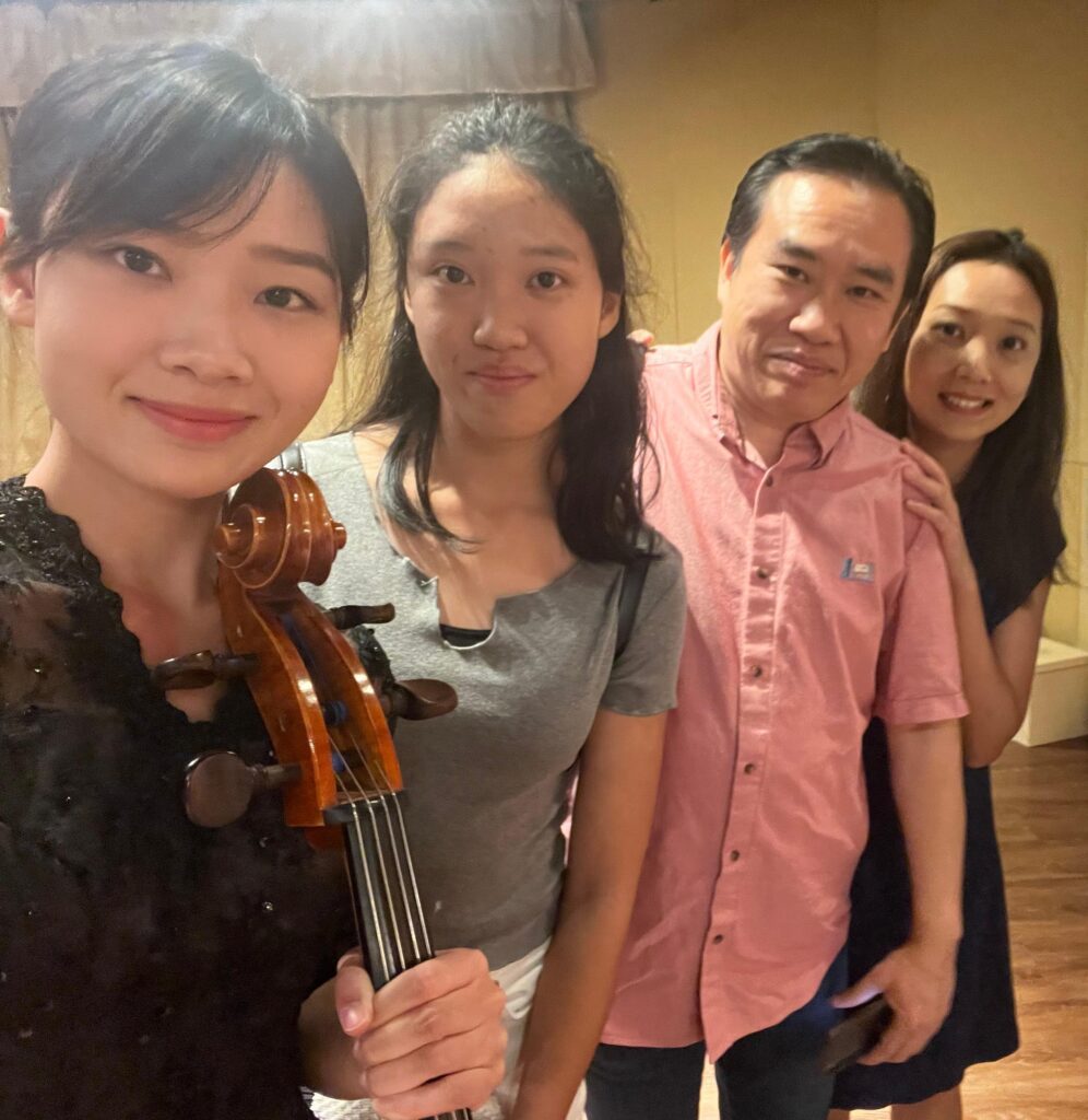 有些故事之所以值得讀下去，不是因為它「勵志」，而是因為它太像我們的日常：明明有一條看起來最穩陣的路，偏偏心裡還有另一個聲音一直在。梁舜媛 Sonnet就在這兩種聲音之間走了很久——五年制護理的訓練、上千小時的實習、輪班的疲憊，都是真的；但她對大提琴與教學的牽掛也是真的。更動人的是，她不是把音樂當成逃離現實，而是把它當成一種「能把感受說出來」的方法：對孩子是情緒出口，對父母與子女則可能是一座重新靠近的橋。這篇專訪，我們從她一次次不捨得放手的瞬間出發，了解她如何把「穩定」走成「喜歡」，也把喜歡活成能照亮別人的日常。