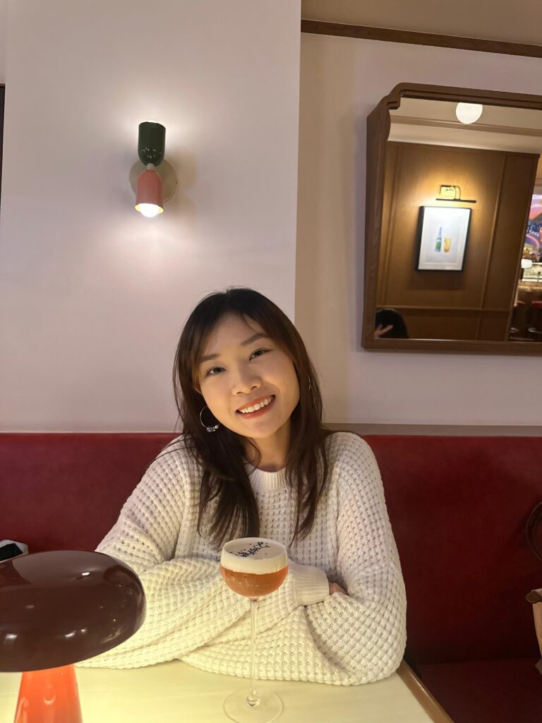 有些故事之所以值得讀下去，不是因為它「勵志」，而是因為它太像我們的日常：明明有一條看起來最穩陣的路，偏偏心裡還有另一個聲音一直在。梁舜媛 Sonnet就在這兩種聲音之間走了很久——五年制護理的訓練、上千小時的實習、輪班的疲憊，都是真的；但她對大提琴與教學的牽掛也是真的。更動人的是，她不是把音樂當成逃離現實，而是把它當成一種「能把感受說出來」的方法：對孩子是情緒出口，對父母與子女則可能是一座重新靠近的橋。這篇專訪，我們從她一次次不捨得放手的瞬間出發，了解她如何把「穩定」走成「喜歡」，也把喜歡活成能照亮別人的日常。