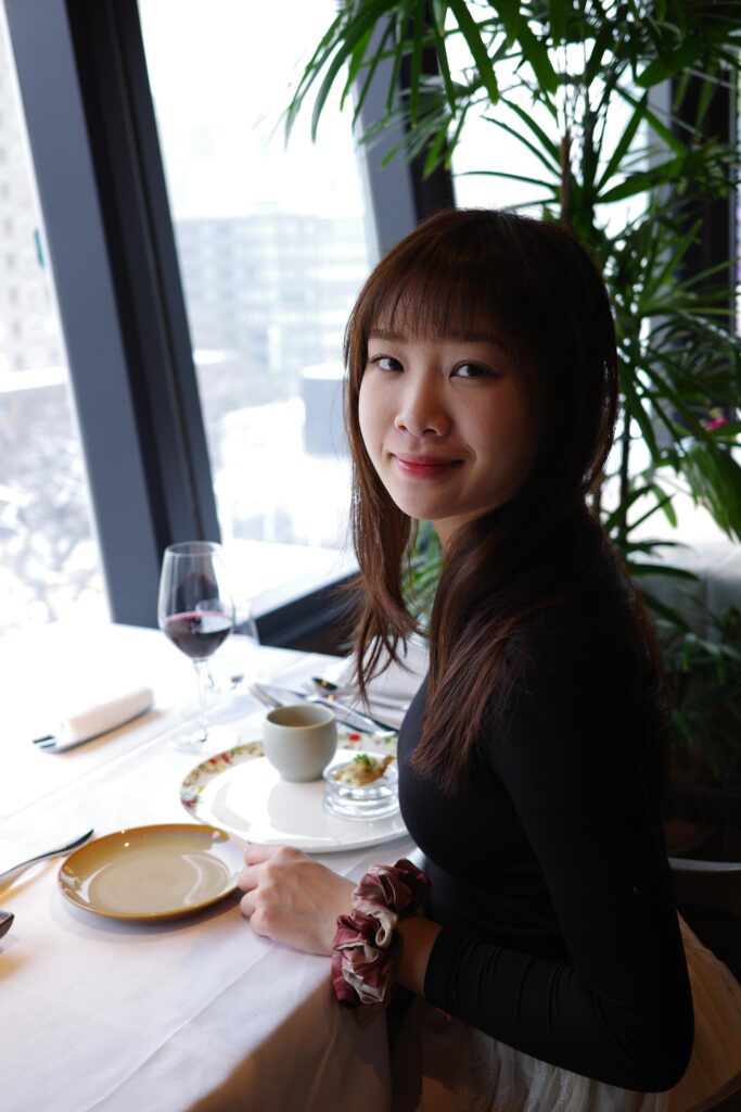 有些故事之所以值得讀下去，不是因為它「勵志」，而是因為它太像我們的日常：明明有一條看起來最穩陣的路，偏偏心裡還有另一個聲音一直在。梁舜媛 Sonnet就在這兩種聲音之間走了很久——五年制護理的訓練、上千小時的實習、輪班的疲憊，都是真的；但她對大提琴與教學的牽掛也是真的。更動人的是，她不是把音樂當成逃離現實，而是把它當成一種「能把感受說出來」的方法：對孩子是情緒出口，對父母與子女則可能是一座重新靠近的橋。這篇專訪，我們從她一次次不捨得放手的瞬間出發，了解她如何把「穩定」走成「喜歡」，也把喜歡活成能照亮別人的日常。