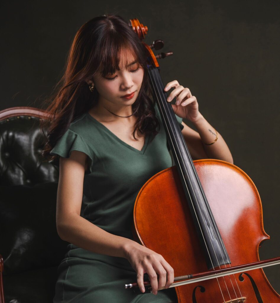 有些故事之所以值得讀下去，不是因為它「勵志」，而是因為它太像我們的日常：明明有一條看起來最穩陣的路，偏偏心裡還有另一個聲音一直在。梁舜媛 Sonnet就在這兩種聲音之間走了很久——五年制護理的訓練、上千小時的實習、輪班的疲憊，都是真的；但她對大提琴與教學的牽掛也是真的。更動人的是，她不是把音樂當成逃離現實，而是把它當成一種「能把感受說出來」的方法：對孩子是情緒出口，對父母與子女則可能是一座重新靠近的橋。這篇專訪，我們從她一次次不捨得放手的瞬間出發，了解她如何把「穩定」走成「喜歡」，也把喜歡活成能照亮別人的日常。