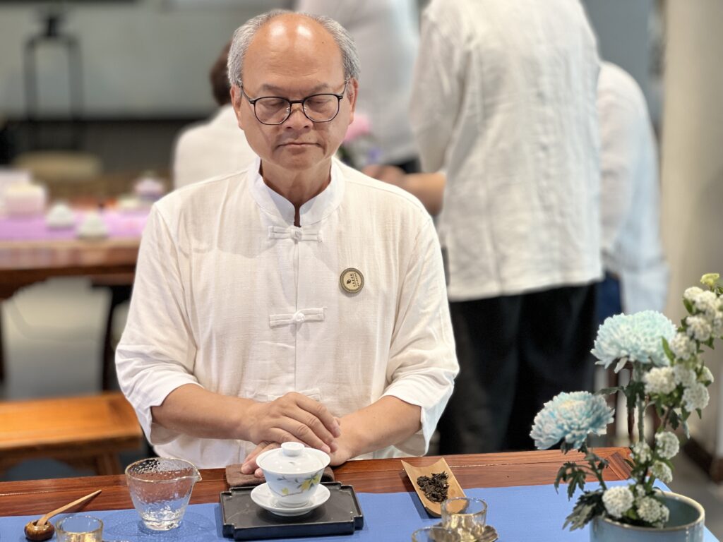 曾卓仁回想，自己最初喝茶其實相當隨意，更多時候只是為了解渴。直到這幾年進入大益茶道院，跟著莊生、莊太學習，他才逐漸明白：茶並不是隨手一沖就結束的事——水溫、器具、次序、節奏，甚至當下的心境，都會影響一杯茶最終的味道與感受。他也提到，自己整段學茶的路上，有相當多時間都在莊生、莊太那裡渡過；那不是「上課打卡」的概念，更像把生活的一部分交回給一件需要耐性的事。越學越覺得，茶道不是炫技，而是一種把人帶回當下的方式。