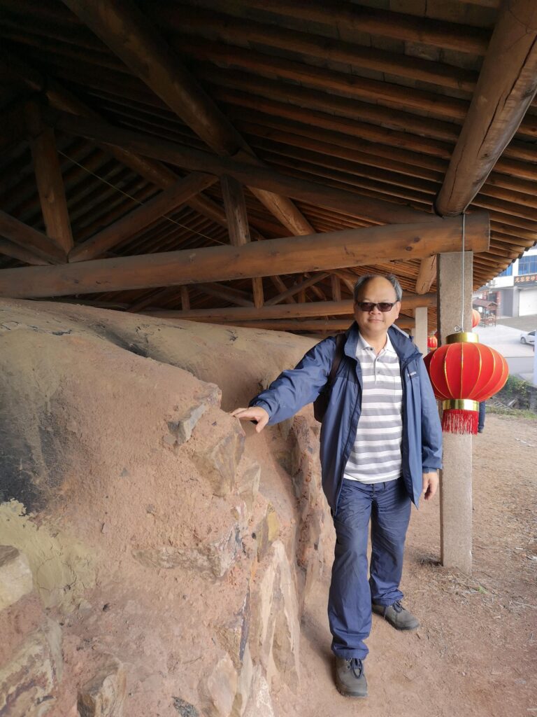 曾卓仁回想，自己最初喝茶其實相當隨意，更多時候只是為了解渴。直到這幾年進入大益茶道院，跟著莊生、莊太學習，他才逐漸明白：茶並不是隨手一沖就結束的事——水溫、器具、次序、節奏，甚至當下的心境，都會影響一杯茶最終的味道與感受。他也提到，自己整段學茶的路上，有相當多時間都在莊生、莊太那裡渡過；那不是「上課打卡」的概念，更像把生活的一部分交回給一件需要耐性的事。越學越覺得，茶道不是炫技，而是一種把人帶回當下的方式。