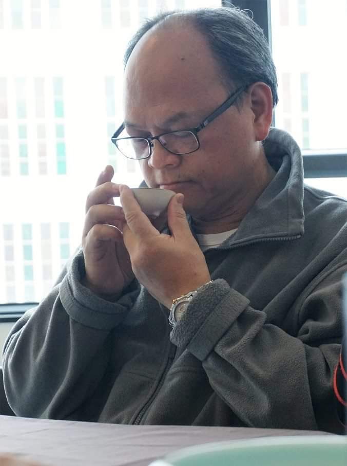 曾卓仁回想，自己最初喝茶其實相當隨意，更多時候只是為了解渴。直到這幾年進入大益茶道院，跟著莊生、莊太學習，他才逐漸明白：茶並不是隨手一沖就結束的事——水溫、器具、次序、節奏，甚至當下的心境，都會影響一杯茶最終的味道與感受。他也提到，自己整段學茶的路上，有相當多時間都在莊生、莊太那裡渡過；那不是「上課打卡」的概念，更像把生活的一部分交回給一件需要耐性的事。越學越覺得，茶道不是炫技，而是一種把人帶回當下的方式。