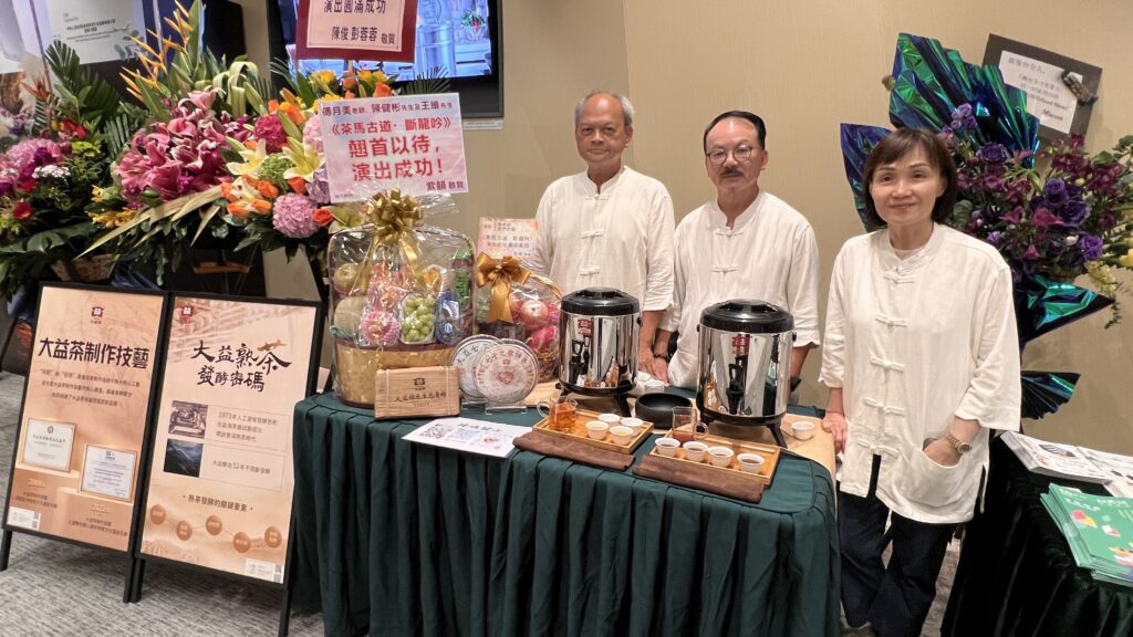 曾卓仁回想，自己最初喝茶其實相當隨意，更多時候只是為了解渴。直到這幾年進入大益茶道院，跟著莊生、莊太學習，他才逐漸明白：茶並不是隨手一沖就結束的事——水溫、器具、次序、節奏，甚至當下的心境，都會影響一杯茶最終的味道與感受。他也提到，自己整段學茶的路上，有相當多時間都在莊生、莊太那裡渡過；那不是「上課打卡」的概念，更像把生活的一部分交回給一件需要耐性的事。越學越覺得，茶道不是炫技，而是一種把人帶回當下的方式。