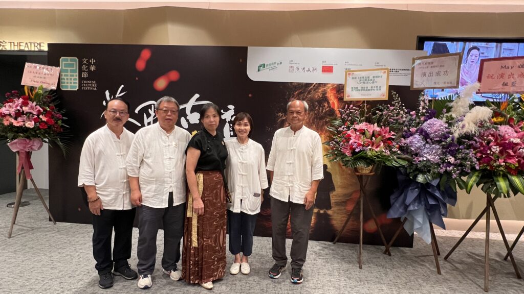 曾卓仁回想，自己最初喝茶其實相當隨意，更多時候只是為了解渴。直到這幾年進入大益茶道院，跟著莊生、莊太學習，他才逐漸明白：茶並不是隨手一沖就結束的事——水溫、器具、次序、節奏，甚至當下的心境，都會影響一杯茶最終的味道與感受。他也提到，自己整段學茶的路上，有相當多時間都在莊生、莊太那裡渡過；那不是「上課打卡」的概念，更像把生活的一部分交回給一件需要耐性的事。越學越覺得，茶道不是炫技，而是一種把人帶回當下的方式。