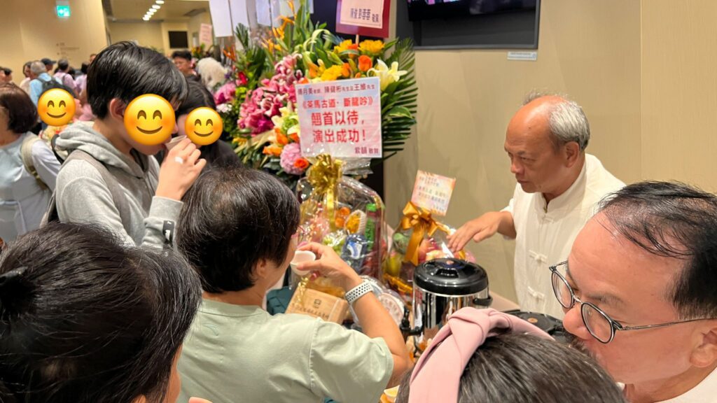曾卓仁回想，自己最初喝茶其實相當隨意，更多時候只是為了解渴。直到這幾年進入大益茶道院，跟著莊生、莊太學習，他才逐漸明白：茶並不是隨手一沖就結束的事——水溫、器具、次序、節奏，甚至當下的心境，都會影響一杯茶最終的味道與感受。他也提到，自己整段學茶的路上，有相當多時間都在莊生、莊太那裡渡過；那不是「上課打卡」的概念，更像把生活的一部分交回給一件需要耐性的事。越學越覺得，茶道不是炫技，而是一種把人帶回當下的方式。