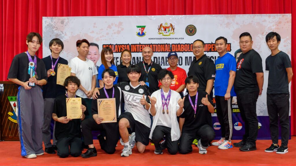 有些人把熱愛留給週末,有些人則把熱愛寫進每天的行程表。廖文鋒(Ryoma)就是後者——白天在教室裡面對小學生的數學題,晚上與清晨把時間交回練習場,在一圈又一圈的拉繩聲裡,把扯鈴從「喜歡」磨成「專業」。他走過國際賽場的緊張與掌聲,也在更大的舞台上學會如何讓行外人看得懂、看得進去。這篇專訪,記下他如何用自律換來突破,用一次次零失手的完成,證明努力真的會被看見。