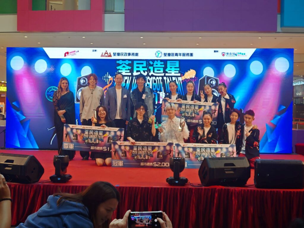 有些人把熱愛留給週末,有些人則把熱愛寫進每天的行程表。廖文鋒(Ryoma)就是後者——白天在教室裡面對小學生的數學題,晚上與清晨把時間交回練習場,在一圈又一圈的拉繩聲裡,把扯鈴從「喜歡」磨成「專業」。他走過國際賽場的緊張與掌聲,也在更大的舞台上學會如何讓行外人看得懂、看得進去。這篇專訪,記下他如何用自律換來突破,用一次次零失手的完成,證明努力真的會被看見。