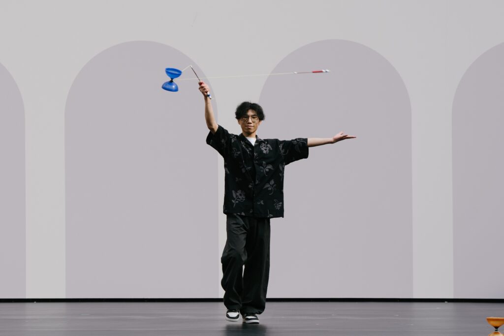 有些人把熱愛留給週末,有些人則把熱愛寫進每天的行程表。廖文鋒(Ryoma)就是後者——白天在教室裡面對小學生的數學題,晚上與清晨把時間交回練習場,在一圈又一圈的拉繩聲裡,把扯鈴從「喜歡」磨成「專業」。他走過國際賽場的緊張與掌聲,也在更大的舞台上學會如何讓行外人看得懂、看得進去。這篇專訪,記下他如何用自律換來突破,用一次次零失手的完成,證明努力真的會被看見。