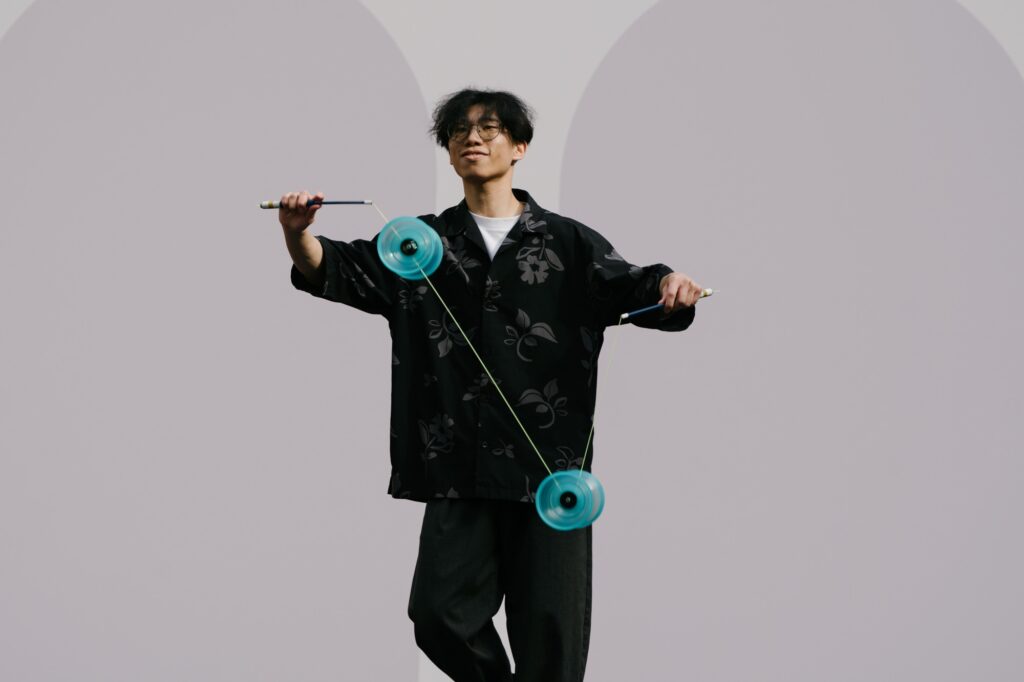 有些人把熱愛留給週末,有些人則把熱愛寫進每天的行程表。廖文鋒(Ryoma)就是後者——白天在教室裡面對小學生的數學題,晚上與清晨把時間交回練習場,在一圈又一圈的拉繩聲裡,把扯鈴從「喜歡」磨成「專業」。他走過國際賽場的緊張與掌聲,也在更大的舞台上學會如何讓行外人看得懂、看得進去。這篇專訪,記下他如何用自律換來突破,用一次次零失手的完成,證明努力真的會被看見。