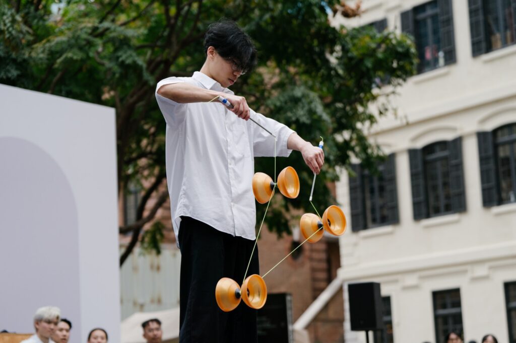 有些人把熱愛留給週末,有些人則把熱愛寫進每天的行程表。廖文鋒(Ryoma)就是後者——白天在教室裡面對小學生的數學題,晚上與清晨把時間交回練習場,在一圈又一圈的拉繩聲裡,把扯鈴從「喜歡」磨成「專業」。他走過國際賽場的緊張與掌聲,也在更大的舞台上學會如何讓行外人看得懂、看得進去。這篇專訪,記下他如何用自律換來突破,用一次次零失手的完成,證明努力真的會被看見。
