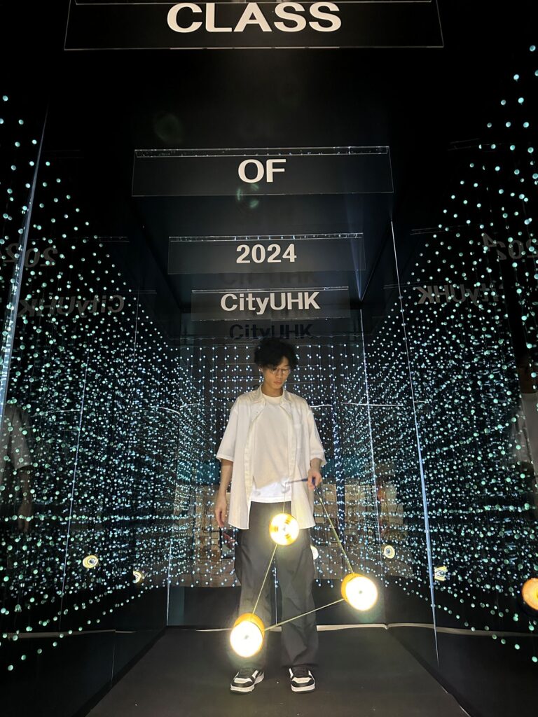 有些人把熱愛留給週末,有些人則把熱愛寫進每天的行程表。廖文鋒(Ryoma)就是後者——白天在教室裡面對小學生的數學題,晚上與清晨把時間交回練習場,在一圈又一圈的拉繩聲裡,把扯鈴從「喜歡」磨成「專業」。他走過國際賽場的緊張與掌聲,也在更大的舞台上學會如何讓行外人看得懂、看得進去。這篇專訪,記下他如何用自律換來突破,用一次次零失手的完成,證明努力真的會被看見。