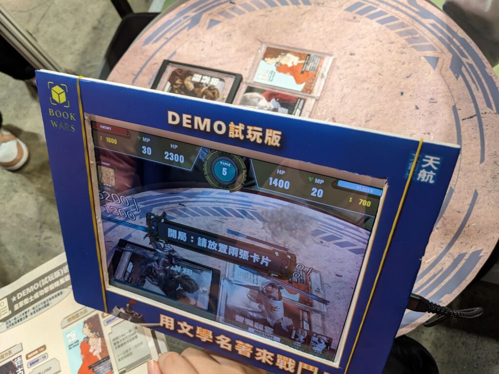 講香港流行小說，天航這個名字，很多讀者都不陌生。有人是從青春小說認識他，有人記得他自資出版、一路寫到暢銷榜上，也有人佩服他把「寫作」當成一生的正職：只靠一篇又一篇文字，長年累月地把讀者留在故事裡。偏偏這幾年，他又做了一件讓人意外、卻又似乎合情合理的事，他把作家的敏感與敘事能力，搬進創科與教育現場，做起平台、做起系統，甚至把「閱讀報告」設計成像遊戲般有節奏、有氣氛的比賽。若你以為這只是作家跨界的噱頭，坐下來聽他談一次，你會發現：這其實是一條同一條路的延伸，從寫小說，走到把孩子重新帶回閱讀與表達。