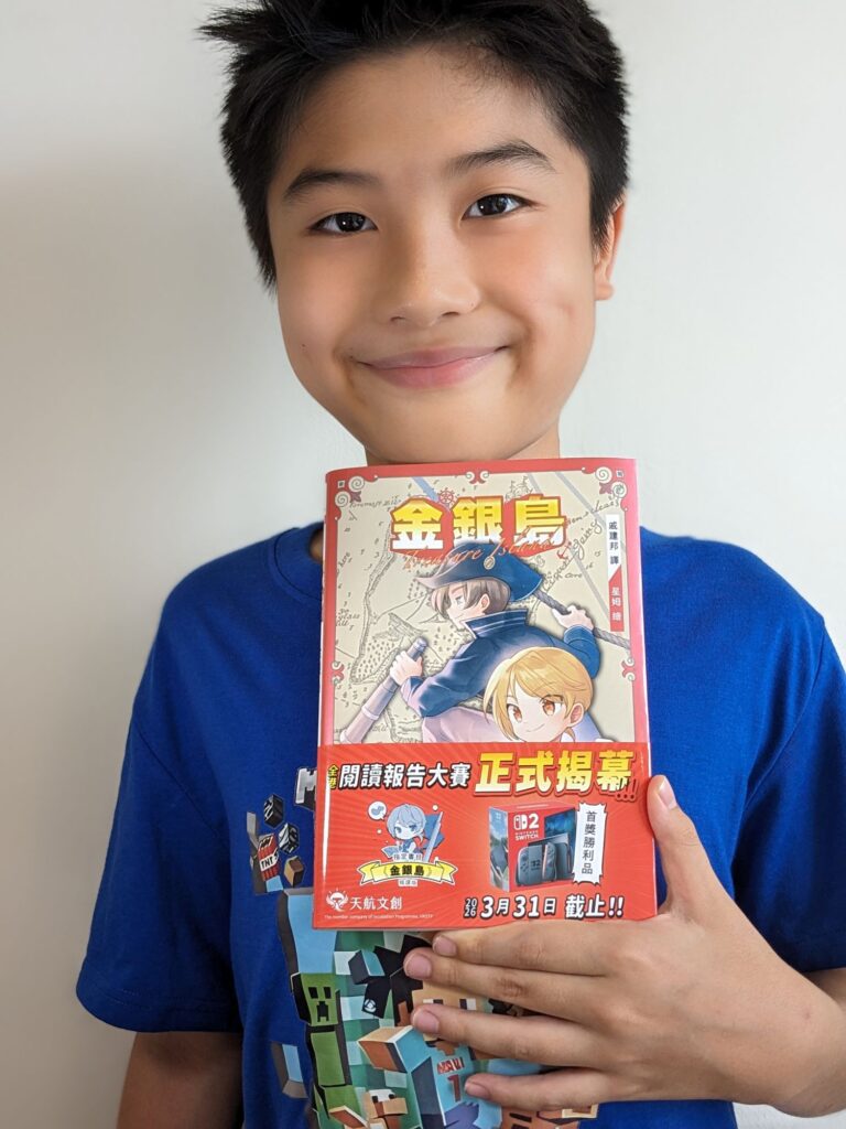 講香港流行小說，天航這個名字，很多讀者都不陌生。有人是從青春小說認識他，有人記得他自資出版、一路寫到暢銷榜上，也有人佩服他把「寫作」當成一生的正職：只靠一篇又一篇文字，長年累月地把讀者留在故事裡。偏偏這幾年，他又做了一件讓人意外、卻又似乎合情合理的事，他把作家的敏感與敘事能力，搬進創科與教育現場，做起平台、做起系統，甚至把「閱讀報告」設計成像遊戲般有節奏、有氣氛的比賽。若你以為這只是作家跨界的噱頭，坐下來聽他談一次，你會發現：這其實是一條同一條路的延伸，從寫小說，走到把孩子重新帶回閱讀與表達。