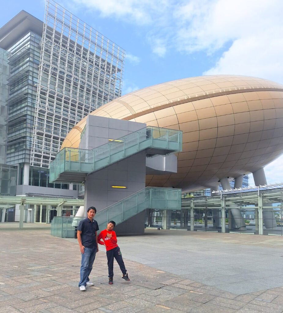 講香港流行小說，天航這個名字，很多讀者都不陌生。有人是從青春小說認識他，有人記得他自資出版、一路寫到暢銷榜上，也有人佩服他把「寫作」當成一生的正職：只靠一篇又一篇文字，長年累月地把讀者留在故事裡。偏偏這幾年，他又做了一件讓人意外、卻又似乎合情合理的事，他把作家的敏感與敘事能力，搬進創科與教育現場，做起平台、做起系統，甚至把「閱讀報告」設計成像遊戲般有節奏、有氣氛的比賽。若你以為這只是作家跨界的噱頭，坐下來聽他談一次，你會發現：這其實是一條同一條路的延伸，從寫小說，走到把孩子重新帶回閱讀與表達。