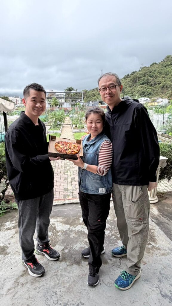 你有沒有想過和自己的子女一起親手製作一個Napoleon style pizza, 共同製造美好的親子回憶。小朋友可以發揮自己的創意，創作個人喜愛形狀的餅底和揀選自己喜歡的配料，由pizza麵團開始,爸爸媽媽和小朋友一起共同製作一個pizza，不但可以增進親子關係，還可以啟發小朋友的創意思維！