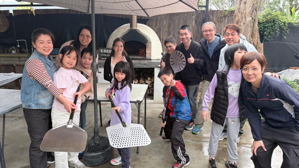 你有沒有想過和自己的子女一起親手製作一個Napoleon style pizza, 共同製造美好的親子回憶。小朋友可以發揮自己的創意，創作個人喜愛形狀的餅底和揀選自己喜歡的配料，由pizza麵團開始,爸爸媽媽和小朋友一起共同製作一個pizza，不但可以增進親子關係，還可以啟發小朋友的創意思維！