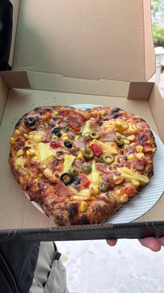 你有沒有想過和自己的子女一起親手製作一個Napoleon style pizza, 共同製造美好的親子回憶。小朋友可以發揮自己的創意，創作個人喜愛形狀的餅底和揀選自己喜歡的配料，由pizza麵團開始,爸爸媽媽和小朋友一起共同製作一個pizza，不但可以增進親子關係，還可以啟發小朋友的創意思維！