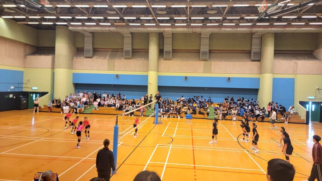 在中國香港學界體育聯會荃灣區小學分會 2025-2026年度荃灣區小學校際排球比賽中,香港浸信會聯會小學(浸聯)同時派出男、女隊出賽。賽事先以分組賽決出出線隊伍,再進入四強淘汰賽;而今日浸聯校隊晉身四強,男隊最終取得季軍、女隊獲得殿軍。名次固然重要,但更值得記下的,是學生在正式賽事裡累積到的「比賽感」,那份在練習場較難完整經歷的專注、緊張與臨場調整能力。值得一提的是,2026年這次成績是學校近七年來在區賽的最佳表現;回望八年前,學校亦曾在同一舞台交出男子亞軍、女子季軍的佳績。浸聯向來重視學習基礎與校園發展;校隊亦以平常心看待成績,繼續踏實訓練、向各校取經。