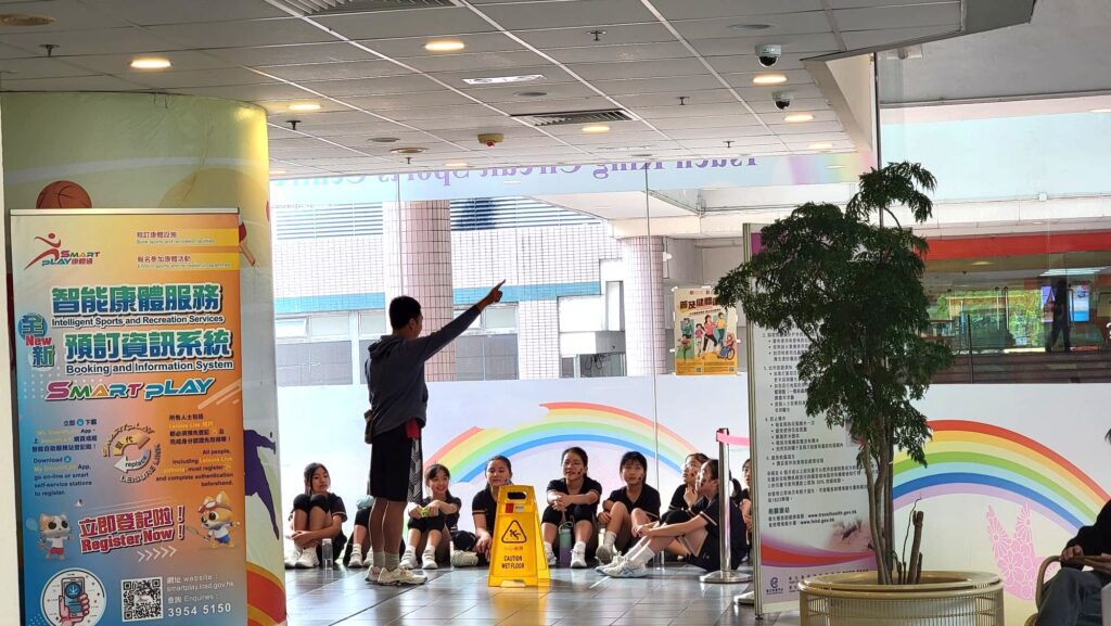 在中國香港學界體育聯會荃灣區小學分會 2025-2026年度荃灣區小學校際排球比賽中,香港浸信會聯會小學(浸聯)同時派出男、女隊出賽。賽事先以分組賽決出出線隊伍,再進入四強淘汰賽;而今日浸聯校隊晉身四強,男隊最終取得季軍、女隊獲得殿軍。名次固然重要,但更值得記下的,是學生在正式賽事裡累積到的「比賽感」,那份在練習場較難完整經歷的專注、緊張與臨場調整能力。值得一提的是,2026年這次成績是學校近七年來在區賽的最佳表現;回望八年前,學校亦曾在同一舞台交出男子亞軍、女子季軍的佳績。浸聯向來重視學習基礎與校園發展;校隊亦以平常心看待成績,繼續踏實訓練、向各校取經。