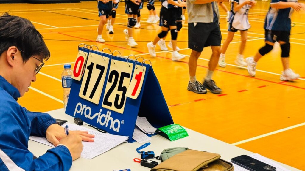 在中國香港學界體育聯會荃灣區小學分會 2025-2026年度荃灣區小學校際排球比賽中,香港浸信會聯會小學(浸聯)同時派出男、女隊出賽。賽事先以分組賽決出出線隊伍,再進入四強淘汰賽;而今日浸聯校隊晉身四強,男隊最終取得季軍、女隊獲得殿軍。名次固然重要,但更值得記下的,是學生在正式賽事裡累積到的「比賽感」,那份在練習場較難完整經歷的專注、緊張與臨場調整能力。值得一提的是,2026年這次成績是學校近七年來在區賽的最佳表現;回望八年前,學校亦曾在同一舞台交出男子亞軍、女子季軍的佳績。浸聯向來重視學習基礎與校園發展;校隊亦以平常心看待成績,繼續踏實訓練、向各校取經。