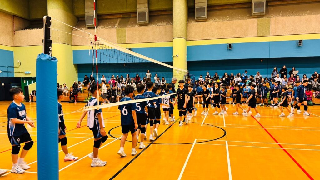 在中國香港學界體育聯會荃灣區小學分會 2025-2026年度荃灣區小學校際排球比賽中,香港浸信會聯會小學(浸聯)同時派出男、女隊出賽。賽事先以分組賽決出出線隊伍,再進入四強淘汰賽;而今日浸聯校隊晉身四強,男隊最終取得季軍、女隊獲得殿軍。名次固然重要,但更值得記下的,是學生在正式賽事裡累積到的「比賽感」,那份在練習場較難完整經歷的專注、緊張與臨場調整能力。值得一提的是,2026年這次成績是學校近七年來在區賽的最佳表現;回望八年前,學校亦曾在同一舞台交出男子亞軍、女子季軍的佳績。浸聯向來重視學習基礎與校園發展;校隊亦以平常心看待成績,繼續踏實訓練、向各校取經。