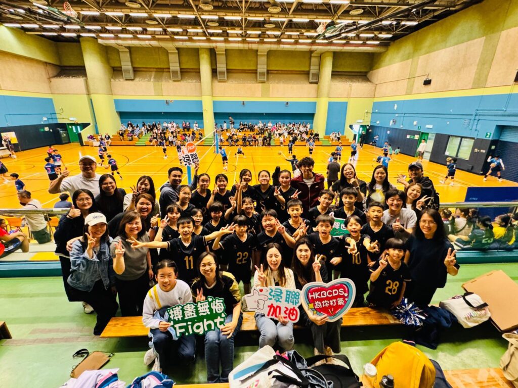 在中國香港學界體育聯會荃灣區小學分會 2025-2026年度荃灣區小學校際排球比賽中,香港浸信會聯會小學(浸聯)同時派出男、女隊出賽。賽事先以分組賽決出出線隊伍,再進入四強淘汰賽;而今日浸聯校隊晉身四強,男隊最終取得季軍、女隊獲得殿軍。名次固然重要,但更值得記下的,是學生在正式賽事裡累積到的「比賽感」,那份在練習場較難完整經歷的專注、緊張與臨場調整能力。值得一提的是,2026年這次成績是學校近七年來在區賽的最佳表現;回望八年前,學校亦曾在同一舞台交出男子亞軍、女子季軍的佳績。浸聯向來重視學習基礎與校園發展;校隊亦以平常心看待成績,繼續踏實訓練、向各校取經。