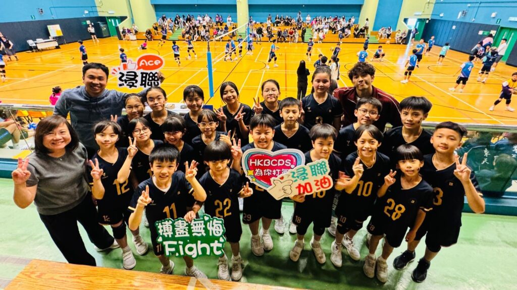 在中國香港學界體育聯會荃灣區小學分會 2025-2026年度荃灣區小學校際排球比賽中,香港浸信會聯會小學(浸聯)同時派出男、女隊出賽。賽事先以分組賽決出出線隊伍,再進入四強淘汰賽;而今日浸聯校隊晉身四強,男隊最終取得季軍、女隊獲得殿軍。名次固然重要,但更值得記下的,是學生在正式賽事裡累積到的「比賽感」,那份在練習場較難完整經歷的專注、緊張與臨場調整能力。值得一提的是,2026年這次成績是學校近七年來在區賽的最佳表現;回望八年前,學校亦曾在同一舞台交出男子亞軍、女子季軍的佳績。浸聯向來重視學習基礎與校園發展;校隊亦以平常心看待成績,繼續踏實訓練、向各校取經。