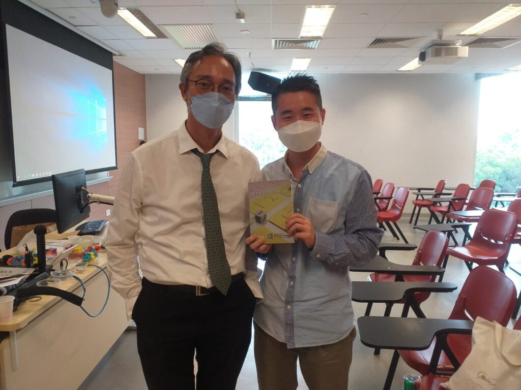 今天收到提示我提交一份自我評估報告的短訊，以為是一則溫馨提示，提示我於下週內提交評估報告，後來察覺原來是今天需要提交。於是我草草吃過了午飯，一口氣速寫了二千五百字，頭也不回，按鍵即交！