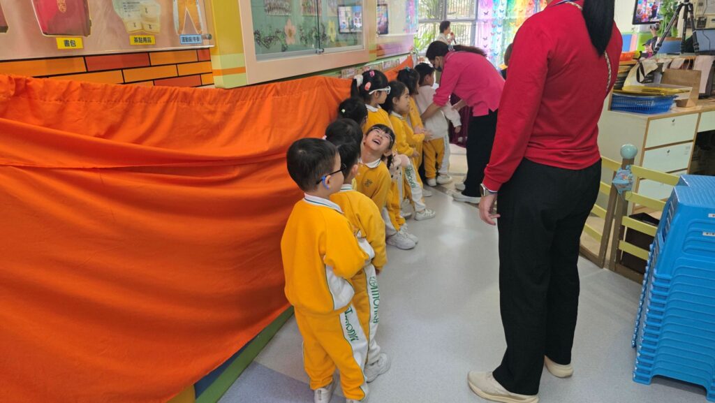 今次幼兒英文歌唱總決賽，現場不只有孩子的歌聲與掌聲，還迎來香港女歌手 中年好聲音3 陳芷盈擔任評判之一，為小小舞台添上一份正式與鼓勵。對不少孩子而言，被專業歌手看見、被認真聆聽，本身已是一種肯定；而更重要的是，這場比賽讓人看見：一首兒歌不只用來「唱得好聽」，更能把語言學習、舞台勇氣與家庭陪伴串在一起——孩子在旋律中認識英文、在上台的一刻建立自信；家長在陪練中重新貼近孩子；老師則以一次次鼓勵，把「你做得到」變成孩子心裡的力量。