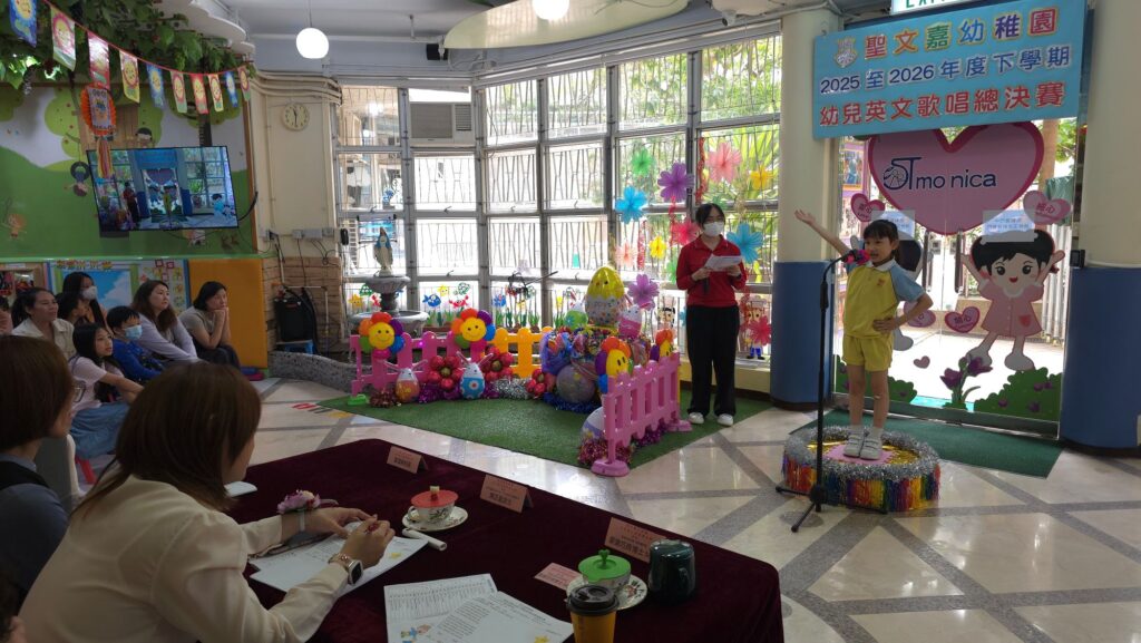 今次幼兒英文歌唱總決賽，現場不只有孩子的歌聲與掌聲，還迎來香港女歌手 中年好聲音3 陳芷盈擔任評判之一，為小小舞台添上一份正式與鼓勵。對不少孩子而言，被專業歌手看見、被認真聆聽，本身已是一種肯定；而更重要的是，這場比賽讓人看見：一首兒歌不只用來「唱得好聽」，更能把語言學習、舞台勇氣與家庭陪伴串在一起——孩子在旋律中認識英文、在上台的一刻建立自信；家長在陪練中重新貼近孩子；老師則以一次次鼓勵，把「你做得到」變成孩子心裡的力量。
