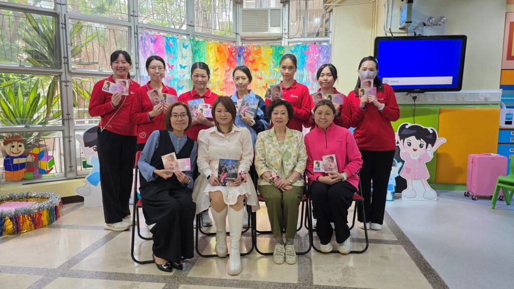 今次幼兒英文歌唱總決賽，現場不只有孩子的歌聲與掌聲，還迎來香港女歌手 中年好聲音3 陳芷盈擔任評判之一，為小小舞台添上一份正式與鼓勵。對不少孩子而言，被專業歌手看見、被認真聆聽，本身已是一種肯定；而更重要的是，這場比賽讓人看見：一首兒歌不只用來「唱得好聽」，更能把語言學習、舞台勇氣與家庭陪伴串在一起——孩子在旋律中認識英文、在上台的一刻建立自信；家長在陪練中重新貼近孩子；老師則以一次次鼓勵，把「你做得到」變成孩子心裡的力量。