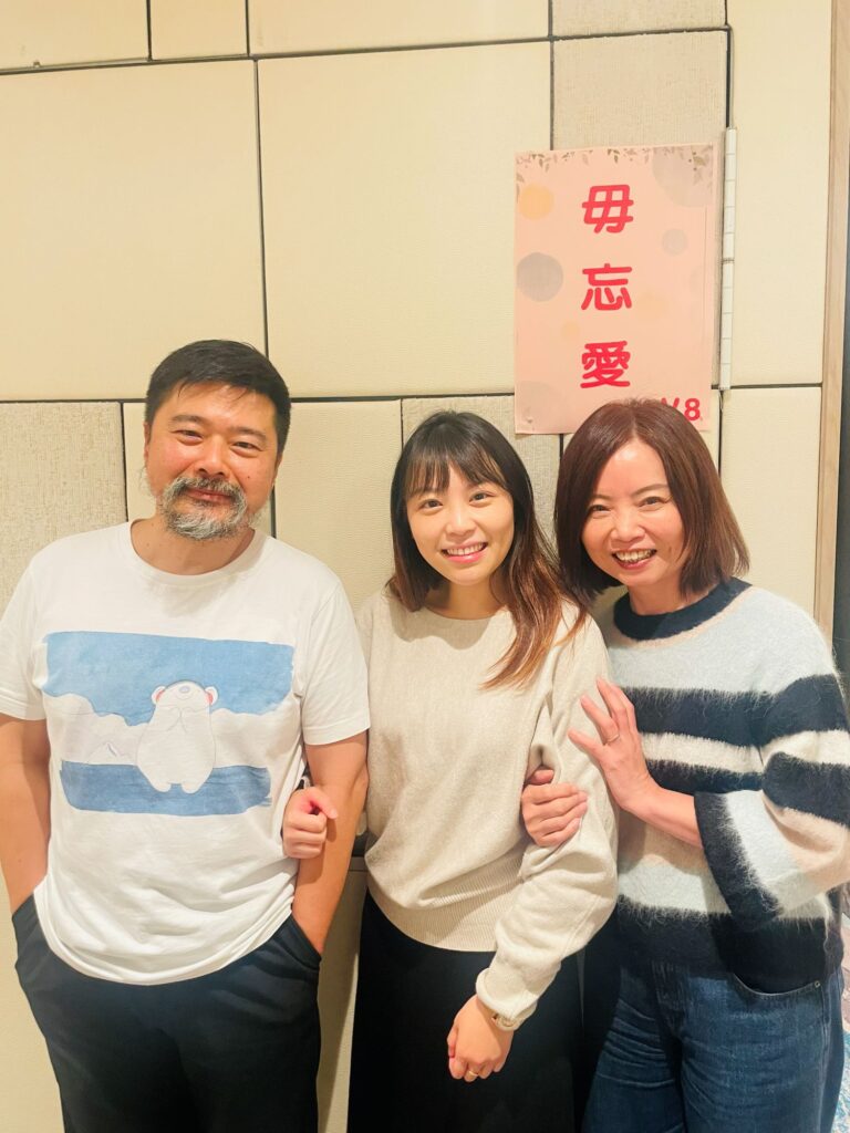 在香港都會大學護理及健康學院執教的高級講師關靜文Queenie,談起人生的起點,不是某個光環時刻,而是一支制服團隊、一段在操場步操與急救訓練中累積出來的少年經驗。她笑說,自己最早接觸的義工服務,就是香港紅十字會——而那七年的成長,幾乎決定了她往後的路:成為護士、走進社區、把「照顧」理解得更完整。