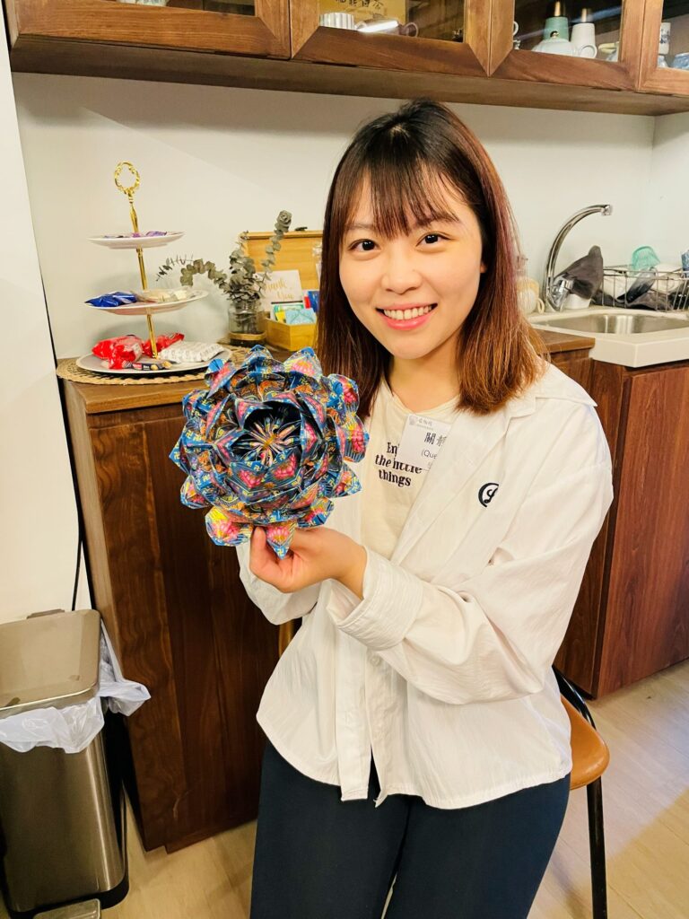 在香港都會大學護理及健康學院執教的高級講師關靜文Queenie,談起人生的起點,不是某個光環時刻,而是一支制服團隊、一段在操場步操與急救訓練中累積出來的少年經驗。她笑說,自己最早接觸的義工服務,就是香港紅十字會——而那七年的成長,幾乎決定了她往後的路:成為護士、走進社區、把「照顧」理解得更完整。