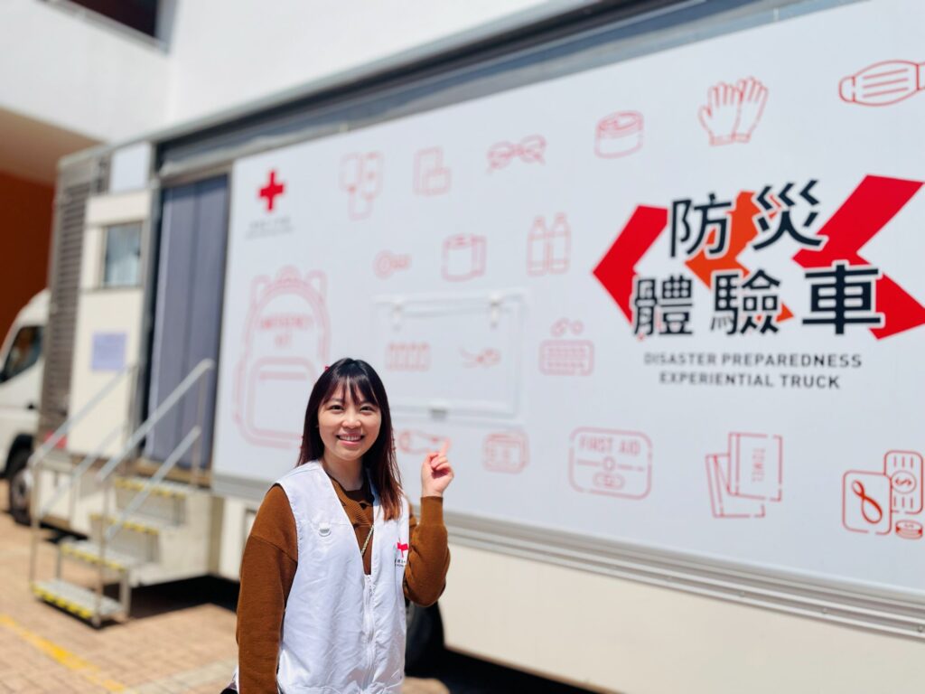 在香港都會大學護理及健康學院執教的高級講師關靜文Queenie,談起人生的起點,不是某個光環時刻,而是一支制服團隊、一段在操場步操與急救訓練中累積出來的少年經驗。她笑說,自己最早接觸的義工服務,就是香港紅十字會——而那七年的成長,幾乎決定了她往後的路:成為護士、走進社區、把「照顧」理解得更完整。