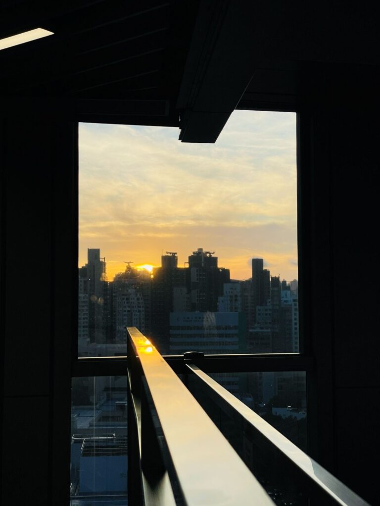 在香港都會大學護理及健康學院執教的高級講師關靜文Queenie,談起人生的起點,不是某個光環時刻,而是一支制服團隊、一段在操場步操與急救訓練中累積出來的少年經驗。她笑說,自己最早接觸的義工服務,就是香港紅十字會——而那七年的成長,幾乎決定了她往後的路:成為護士、走進社區、把「照顧」理解得更完整。