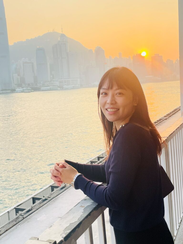 在香港都會大學護理及健康學院執教的高級講師關靜文Queenie,談起人生的起點,不是某個光環時刻,而是一支制服團隊、一段在操場步操與急救訓練中累積出來的少年經驗。她笑說,自己最早接觸的義工服務,就是香港紅十字會——而那七年的成長,幾乎決定了她往後的路:成為護士、走進社區、把「照顧」理解得更完整。