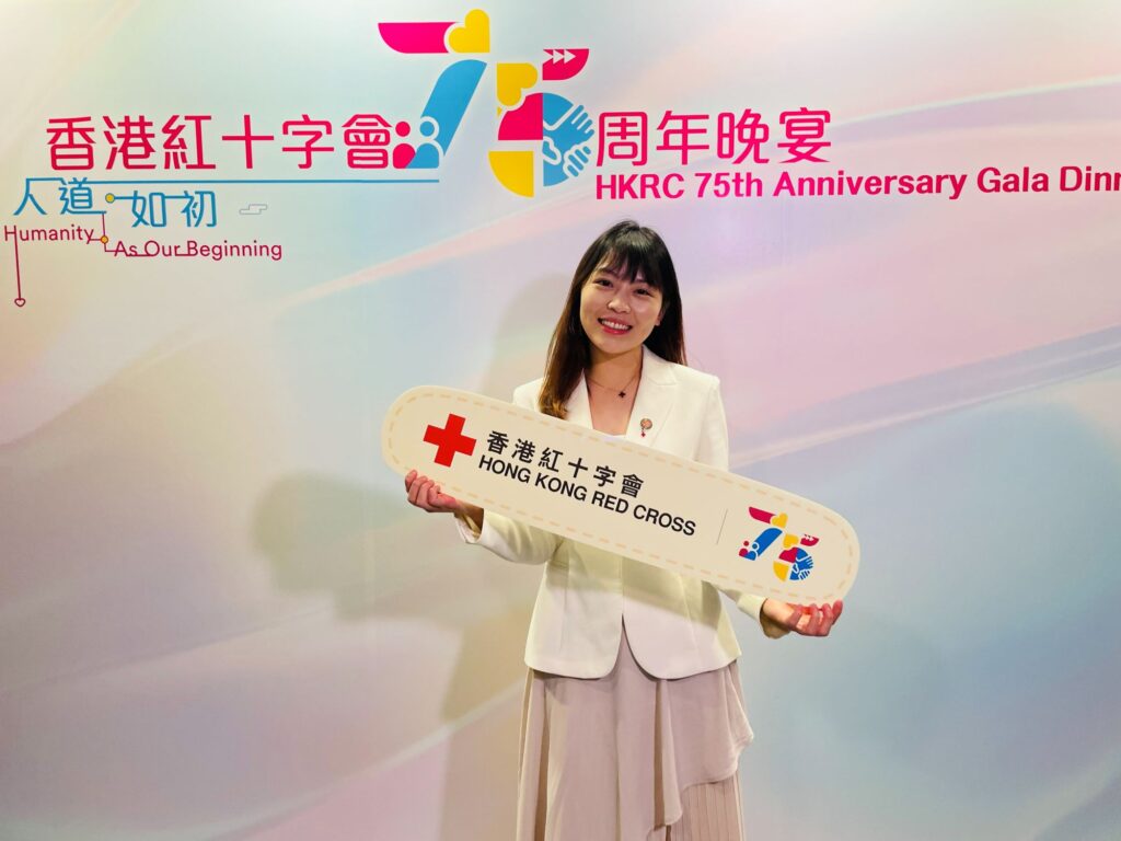 在香港都會大學護理及健康學院執教的高級講師關靜文Queenie,談起人生的起點,不是某個光環時刻,而是一支制服團隊、一段在操場步操與急救訓練中累積出來的少年經驗。她笑說,自己最早接觸的義工服務,就是香港紅十字會——而那七年的成長,幾乎決定了她往後的路:成為護士、走進社區、把「照顧」理解得更完整。