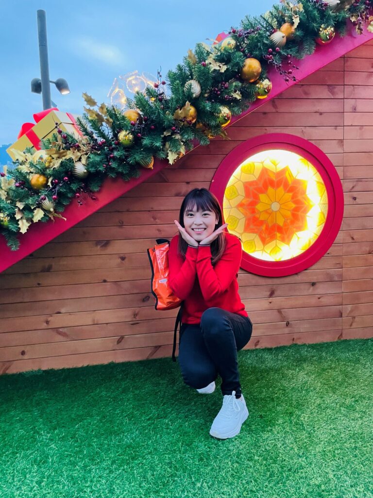 在香港都會大學護理及健康學院執教的高級講師關靜文Queenie,談起人生的起點,不是某個光環時刻,而是一支制服團隊、一段在操場步操與急救訓練中累積出來的少年經驗。她笑說,自己最早接觸的義工服務,就是香港紅十字會——而那七年的成長,幾乎決定了她往後的路:成為護士、走進社區、把「照顧」理解得更完整。