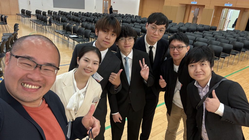 你可能見過很多「做青少年工作的人」,但不一定見過一個把人生走成「可複製的路」的人。香港青少輔導協會|黃雅韜(Otto)由 IVE 的朋輩輔導員訓練出發,靠一次次落場、一次次承擔,慢慢走到能把服務做成平台、把一群人聚成隊伍的位置。這篇不是成功學,而是一段很香港、很真實的累積:當一個人願意把「想幫人」變成具體行動,原來就能在制度與資源的縫隙裡,為年輕人開多一條路。