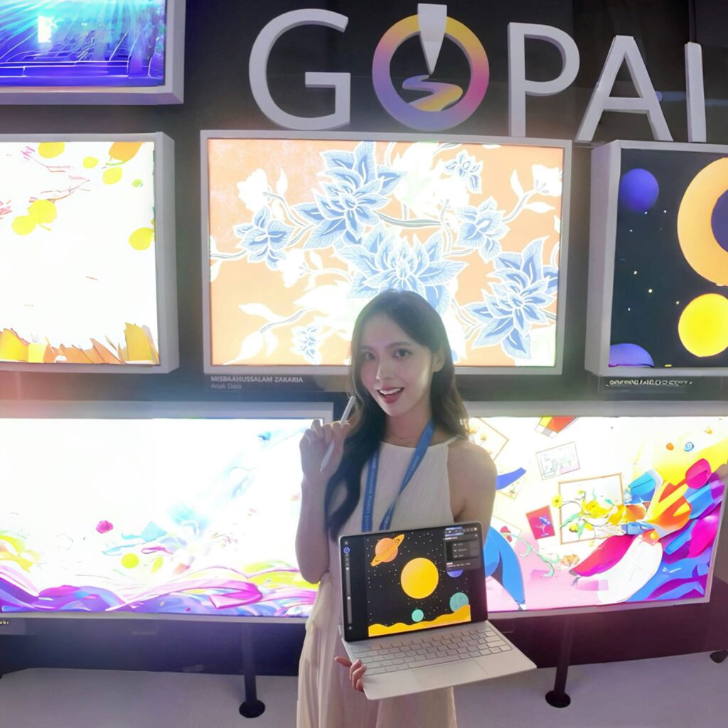 在香港的插畫與電繪圈,Rokku小鎖是不少讀者聽過、也看過作品的名字。她的路徑並不神秘:從小開始畫、持續累積,到十多歲便嘗試以創作接觸工作;後來把電繪教學拍成影片,再發展出課程與工作坊。她做的每一步,都指向同一件事——把創作由「喜歡」推進到「專業」,再由「個人作品」擴展成「可複製的方法」。這篇訪問想記錄的,是一位年輕創作者如何在學業、創作與工作之間,建立自己的節奏與選擇。