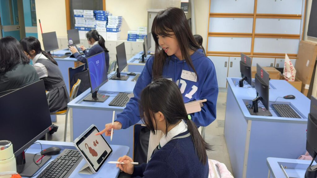 在香港的插畫與電繪圈,Rokku小鎖是不少讀者聽過、也看過作品的名字。她的路徑並不神秘:從小開始畫、持續累積,到十多歲便嘗試以創作接觸工作;後來把電繪教學拍成影片,再發展出課程與工作坊。她做的每一步,都指向同一件事——把創作由「喜歡」推進到「專業」,再由「個人作品」擴展成「可複製的方法」。這篇訪問想記錄的,是一位年輕創作者如何在學業、創作與工作之間,建立自己的節奏與選擇。