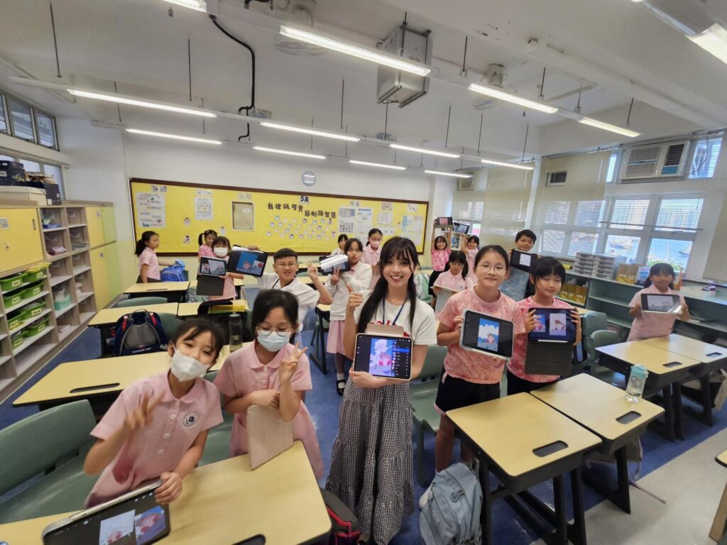 在香港的插畫與電繪圈,Rokku小鎖是不少讀者聽過、也看過作品的名字。她的路徑並不神秘:從小開始畫、持續累積,到十多歲便嘗試以創作接觸工作;後來把電繪教學拍成影片,再發展出課程與工作坊。她做的每一步,都指向同一件事——把創作由「喜歡」推進到「專業」,再由「個人作品」擴展成「可複製的方法」。這篇訪問想記錄的,是一位年輕創作者如何在學業、創作與工作之間,建立自己的節奏與選擇。