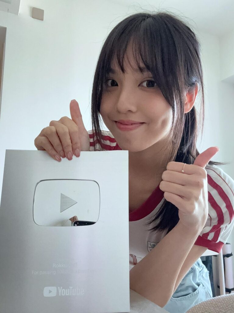 在香港的插畫與電繪圈,Rokku小鎖是不少讀者聽過、也看過作品的名字。她的路徑並不神秘:從小開始畫、持續累積,到十多歲便嘗試以創作接觸工作;後來把電繪教學拍成影片,再發展出課程與工作坊。她做的每一步,都指向同一件事——把創作由「喜歡」推進到「專業」,再由「個人作品」擴展成「可複製的方法」。這篇訪問想記錄的,是一位年輕創作者如何在學業、創作與工作之間,建立自己的節奏與選擇。