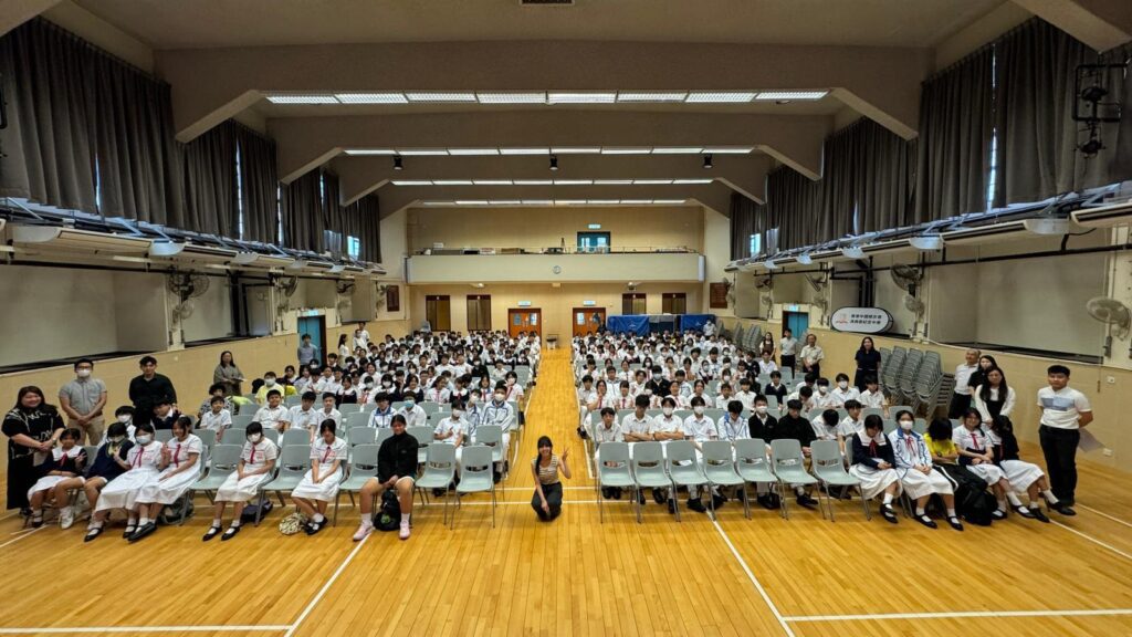 在香港的插畫與電繪圈,Rokku小鎖是不少讀者聽過、也看過作品的名字。她的路徑並不神秘:從小開始畫、持續累積,到十多歲便嘗試以創作接觸工作;後來把電繪教學拍成影片,再發展出課程與工作坊。她做的每一步,都指向同一件事——把創作由「喜歡」推進到「專業」,再由「個人作品」擴展成「可複製的方法」。這篇訪問想記錄的,是一位年輕創作者如何在學業、創作與工作之間,建立自己的節奏與選擇。