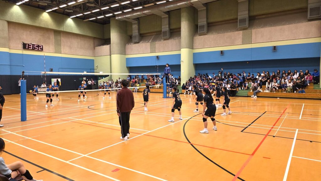 在中國香港學界體育聯會荃灣區小學分會 2025-2026年度荃灣區小學校際排球比賽中,香港浸信會聯會小學(浸聯)同時派出男、女隊出賽。賽事先以分組賽決出出線隊伍,再進入四強淘汰賽;而今日浸聯校隊晉身四強,男隊最終取得季軍、女隊獲得殿軍。名次固然重要,但更值得記下的,是學生在正式賽事裡累積到的「比賽感」,那份在練習場較難完整經歷的專注、緊張與臨場調整能力。值得一提的是,2026年這次成績是學校近七年來在區賽的最佳表現;回望八年前,學校亦曾在同一舞台交出男子亞軍、女子季軍的佳績。浸聯向來重視學習基礎與校園發展;校隊亦以平常心看待成績,繼續踏實訓練、向各校取經。