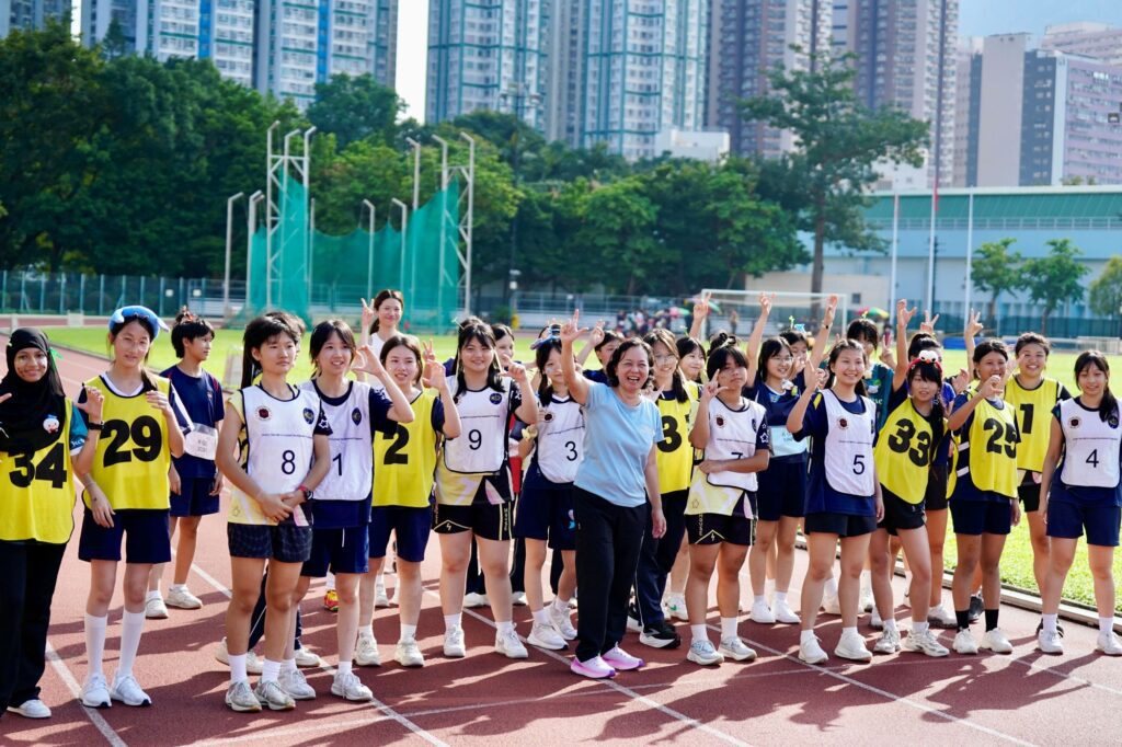 在裘錦秋中學(屯門)，龍舟隊不是一個用來「做成績」的招牌。它更像一條路——把一群原本不太相信自己的孩子，帶到水面上，讓他們第一次認真地想：原來我都可以。陳月平校長談起這支隊伍時，語氣很堅定：她想給學生的，從來不只是獎牌，而是「可能」兩個字。因為當一個孩子開始相信自己有可能，他才會願意再努力一次、再堅持多一天，而那份自強不息，往往會跟着他走很遠。