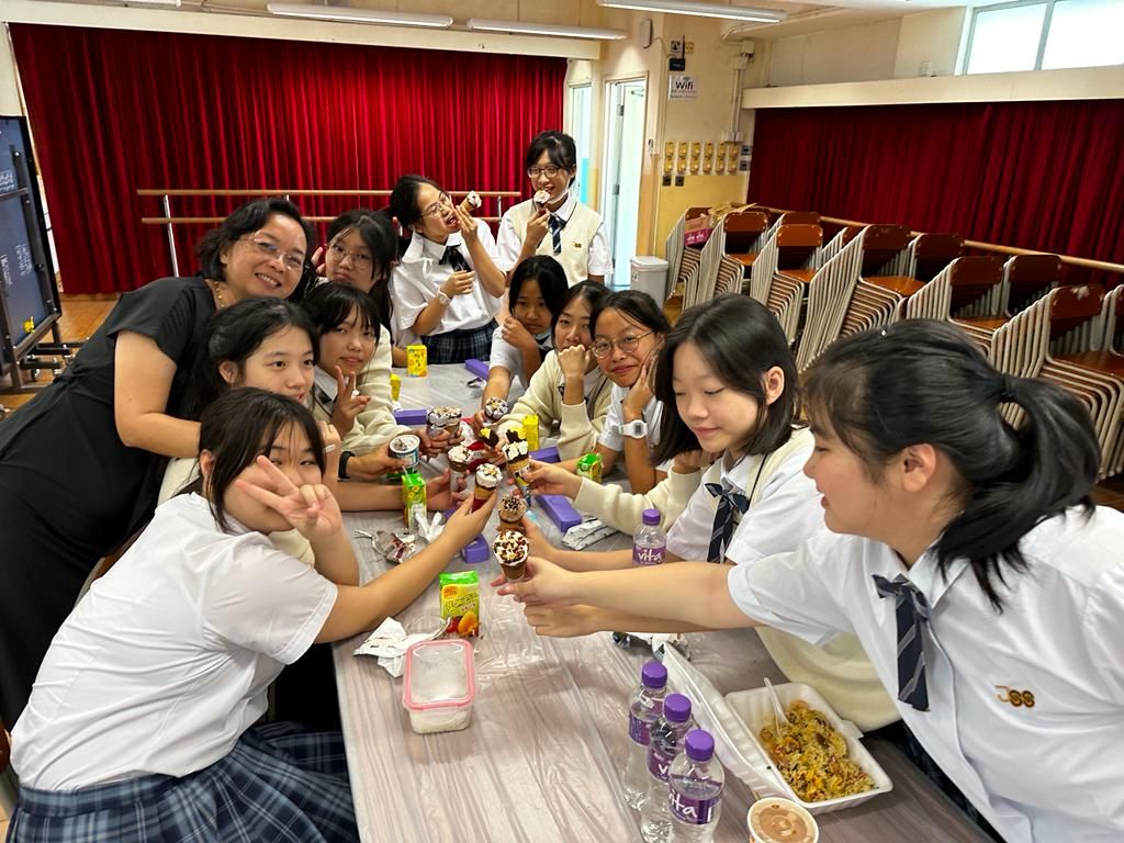 在裘錦秋中學(屯門)，龍舟隊不是一個用來「做成績」的招牌。它更像一條路——把一群原本不太相信自己的孩子，帶到水面上，讓他們第一次認真地想：原來我都可以。陳月平校長談起這支隊伍時，語氣很堅定：她想給學生的，從來不只是獎牌，而是「可能」兩個字。因為當一個孩子開始相信自己有可能，他才會願意再努力一次、再堅持多一天，而那份自強不息，往往會跟着他走很遠。