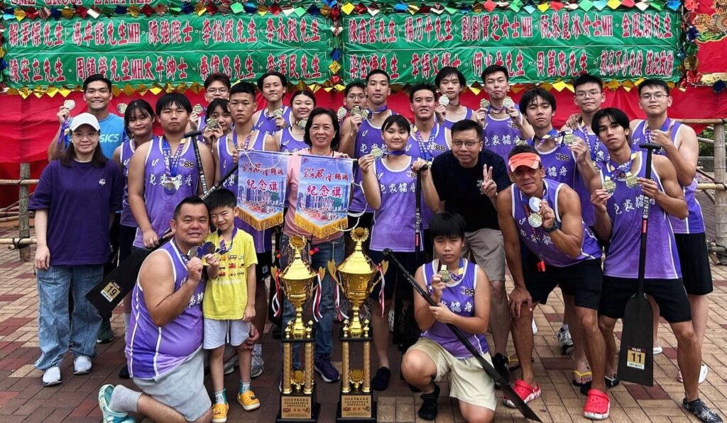 在裘錦秋中學(屯門)，龍舟隊不是一個用來「做成績」的招牌。它更像一條路——把一群原本不太相信自己的孩子，帶到水面上，讓他們第一次認真地想：原來我都可以。陳月平校長談起這支隊伍時，語氣很堅定：她想給學生的，從來不只是獎牌，而是「可能」兩個字。因為當一個孩子開始相信自己有可能，他才會願意再努力一次、再堅持多一天，而那份自強不息，往往會跟着他走很遠。